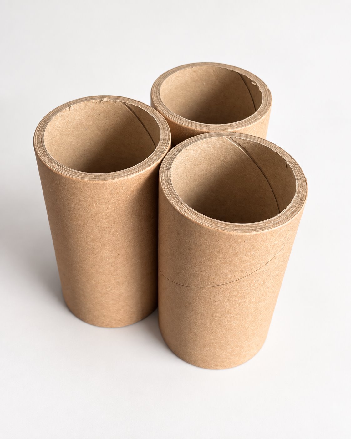 Drei stehende spiralgewickelte Papphülsen 55 × 65 × 124 mm mit sichtbaren Öffnungen